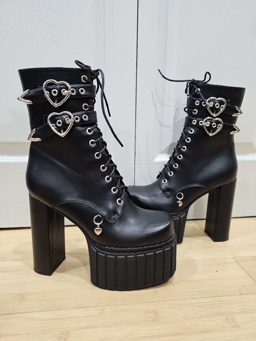 Dolls Kill Lamoda Black Queen’s Speech Platform Heart Lace Up Buckle Boots 9 - Picture 14 of 15